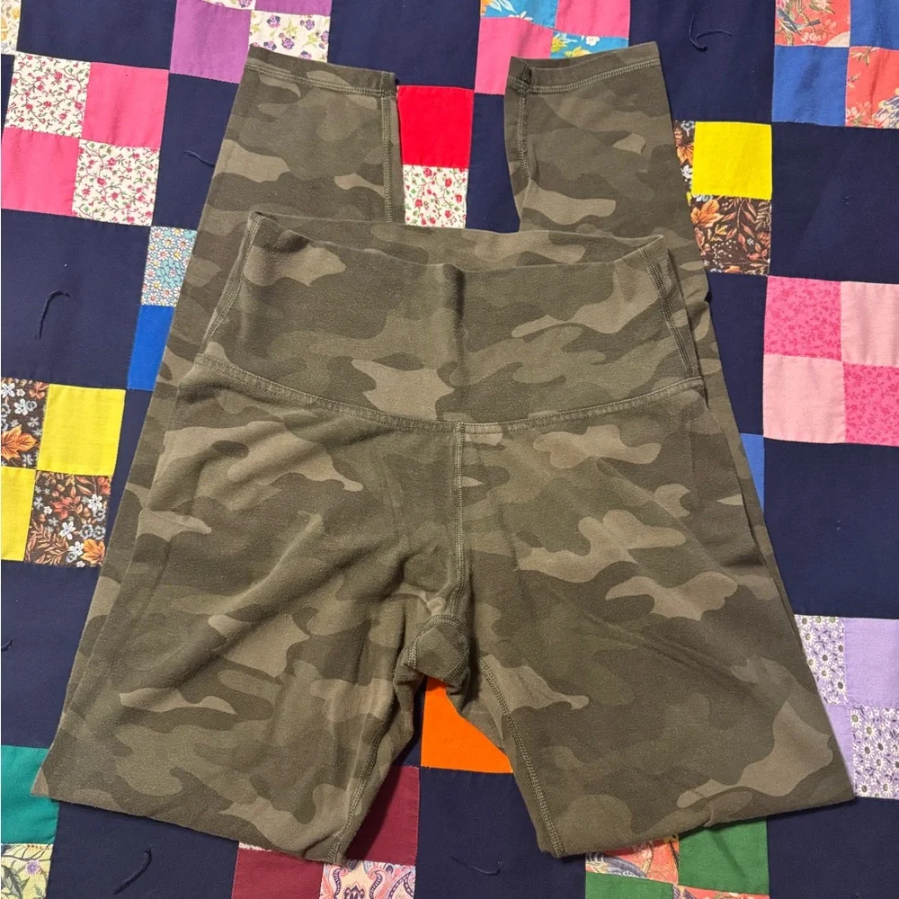 Old Navy Olive Green Camo High-Waist Leggings - Picture 2 of 3